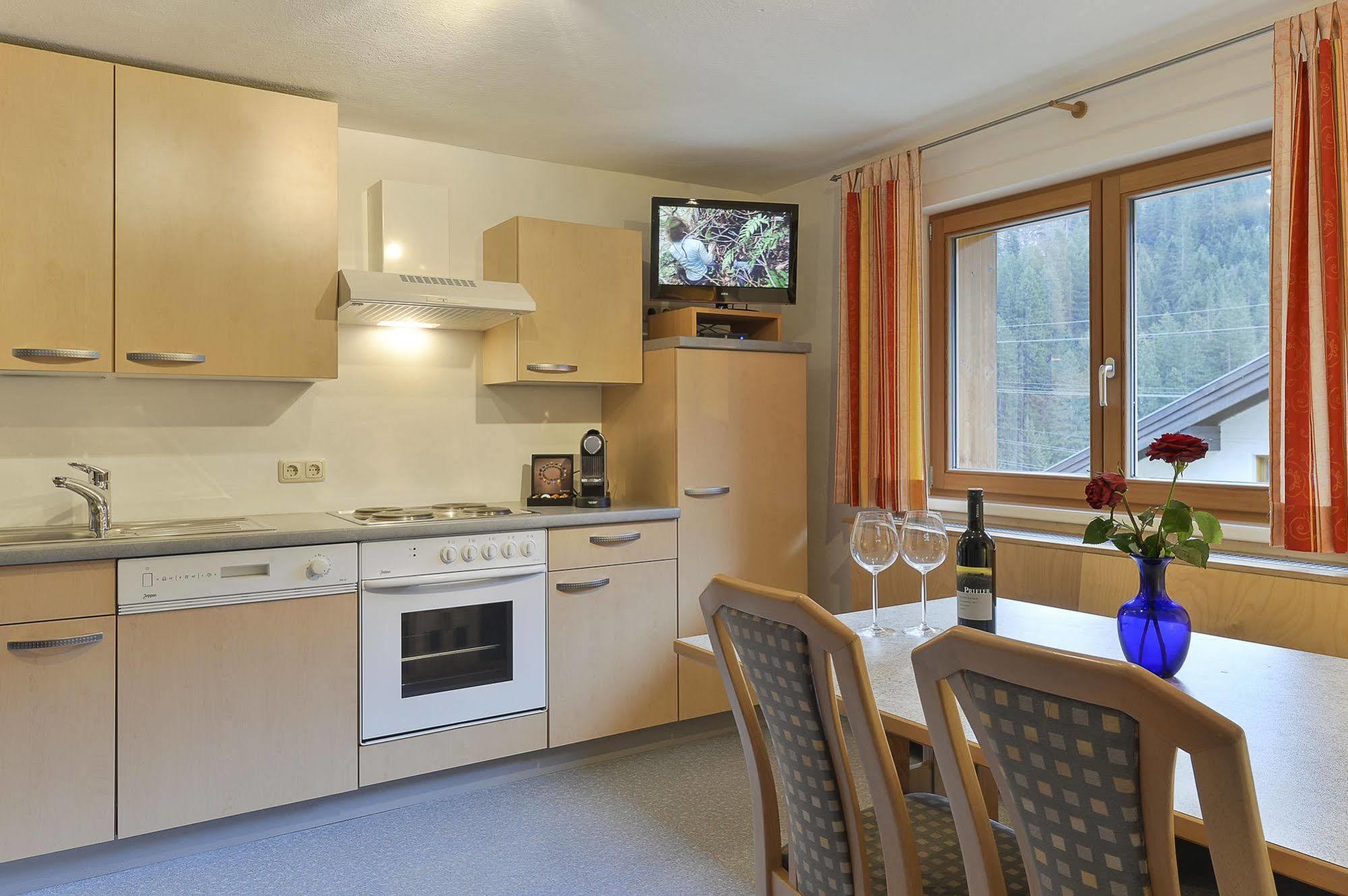 Haus Anna Apartments Langen am Arlberg Exteriér fotografie